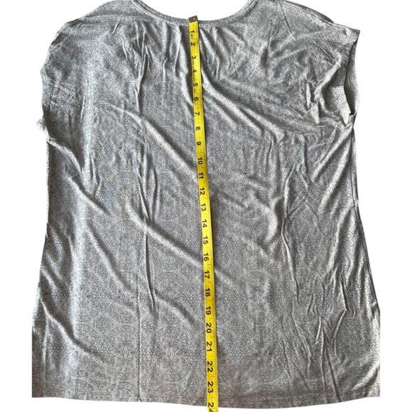 🌸6/$20🌸 Embroidered Shortsleeve T-Shirt - Picture 6 of 7